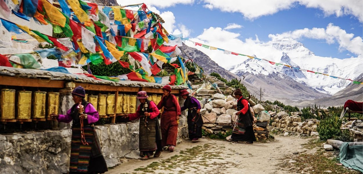 Tibet_mountains_monks-scaled